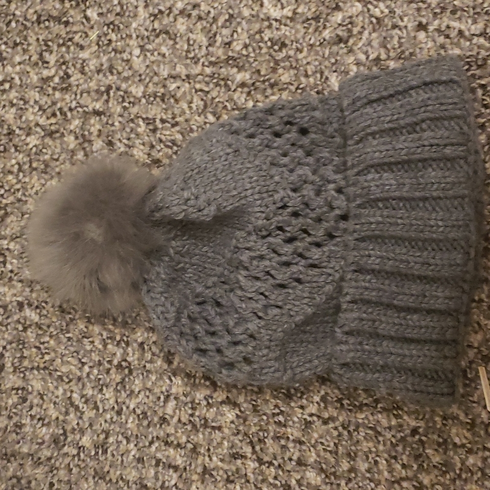 Women's winter gray pom hat
